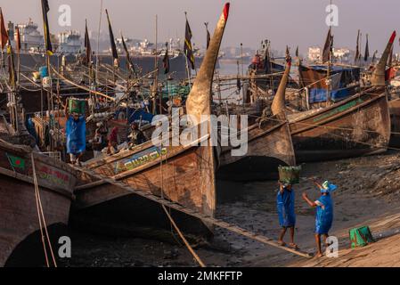 Chittagong, Chattogramm, Bangladesch. 20. Januar 2023. Chittagong, die zweitgrößte Stadt, hat den größten Großhandelsmarkt für Meeres- und Süßwasserfische. Dieser Ort ist bekannt als Chattagram Fishery Ghat, der vor 200 Jahren gegründet wurde. Es wurde von den Portugiesen gegründet. Sie schufen diesen Markt, als Geschäfte in Chattagram nötig waren, und sie bekamen das Recht, Hafengebühren zu kassieren. Das traditionelle Chattagram Fishery Ghat hat hat zwei Orte. Der Standort des Fishery Ghat an der Iqbal Road in Patharghata wurde geändert und in einen neueren und größeren Fishery Ghat in Lusai Kanya an der Mündung von Rajak umgewandelt Stockfoto