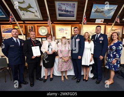 Langjährige Freiwillige im Bomb Group Memorial Museum 100., zusammen mit der Führung der Royal Air Force Mildenhall und Ehepartnern, zeigen stolz ihren Queen’s Award für Freiwilligendienst, der von Lady Dannatt, Centre, MBE, HM Lord-Lieutenant of Norfolk, in Thorpe Abbotts, Norfolk, England, 8. September, verliehen wird. 2022. Der von der Queen unterzeichnete Preis ist die höchste Auszeichnung, die ehrenamtlichen Gruppen im Vereinigten Königreich verliehen wird, und wurde ergreifend und bittersüß, als er am Tag des Versterbens Ihrer Majestät Königin Elizabeth II. Überreicht wurde. Nur zwei Freiwilligengruppen in Norfolk erhielten die Auszeichnung als Teil der P Stockfoto