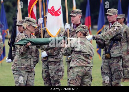 Brig. General Mary Krueger, links, Medical Readiness Command, East Commanding General und Command Sgt. Maj. Rebecca Booker, MRC, Hauptfeldwebel des Ost-Kommandos, verfalle die Farben des Regional Health Command-Atlantic während einer Zeremonie zur Umbenennung am 8. September 2022 in Fort Belvoir, Virginia. RHC-A war das erste von vier RHCs des U.S. Army Medical Command, das offiziell neu benannt wurde und jetzt MRC, East, ist. Stockfoto