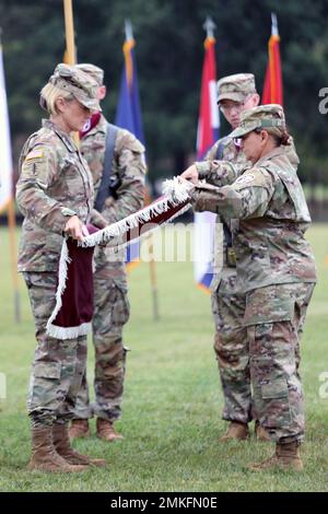 Befehl Sgt. Maj. Rebecca Booker, rechts, Medical Readiness Command, Sergeant Major des Ostkommandos, rollt MRC, East’s Colors während einer Zeremonie zur Umbenennung am 8. September 2022 auf Fort Belvoir, Virginia, aus. RHC-A war das erste von vier RHCs des U.S. Army Medical Command, das offiziell neu benannt wurde und jetzt MRC, East, ist. Stockfoto