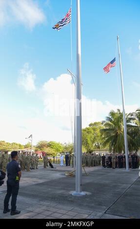 220909-N-EJ241-1099 DIEGO GARCIA, Britisches Territorium im Indischen Ozean (Sept 9, 2022) – Seeleute, Luftwaffe und britische Dienstmitglieder, die Diego Garcia und mehreren Kommandos von Mietern und Partnern zugewiesen wurden, gedenken der 21 Jahre seit den Terroranschlägen von 9/11. Die Zeremonie diente als Gelegenheit, diejenigen zu würdigen, die bei den Terroranschlägen vom 11. September 2001 ihr Leben verloren haben. Stockfoto