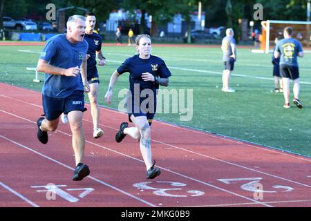 220909-N-GR655-0182 GROTON, Connecticut (9. September 2022) – Chief Petty Officer Greg Cuchens, links, ein Navy Diver, der der Marine Submarine School zugewiesen wurde, motiviert Chief Petty Officer (Select) Jessica Barnes, eine Informationssystemtechnikerin, die auch der Naval Submarine School zugewiesen ist, Während eines physischen Bereitschaftstests an Bord der Naval Submarine Base New London in Groton, Connecticut, September 9. Die Chefs des Geschäftsjahres 2023 aus allen Kommandos im Gebiet von Groton nehmen an einer sechswöchigen Schulung für die Marine Teil, die darauf ausgelegt ist, das Vertrauen, das Vertrauen und die Teamarbeit zu steigern. Stockfoto