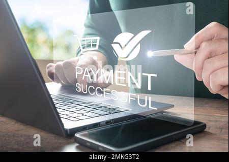 Online-Zahlung. Männer benutzen ihren Laptop zum Online-Shopping. Zahlungsdetails" angezeigt. Online-Shopping. Bestellen Sie im Online-Shop, kaufen Sie bei ein Stockfoto