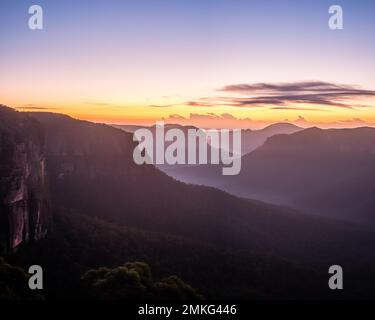 Bergkette vor Sonnenaufgang in den Blue Mountains Stockfoto