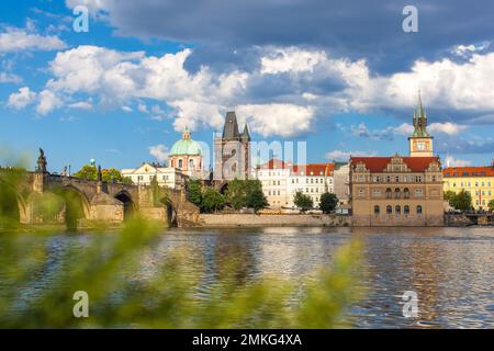 Prag, Tschechische Republik, Karlsbrücke über die Moldau, auf der das Schiff fährt Stockfoto