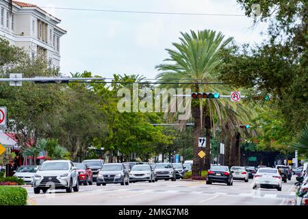 Coral Gables, FL, USA - 28. Januar 2023: Foto von Geschäften und Restaurants in Miami auf dem Coral Way Stockfoto