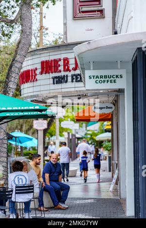 Coral Gables, FL, USA - 28. Januar 2023: Foto von Geschäften und Restaurants in Miami auf dem Coral Way Stockfoto