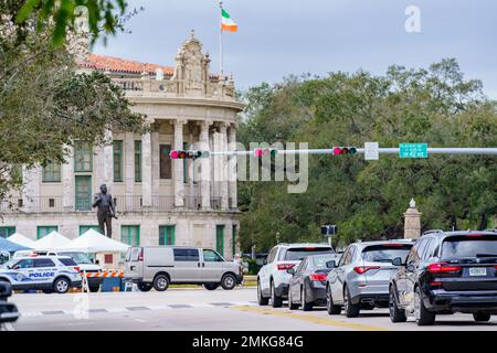 Coral Gables, FL, USA - 28. Januar 2023: Foto von Geschäften und Restaurants in Miami auf dem Coral Way Stockfoto