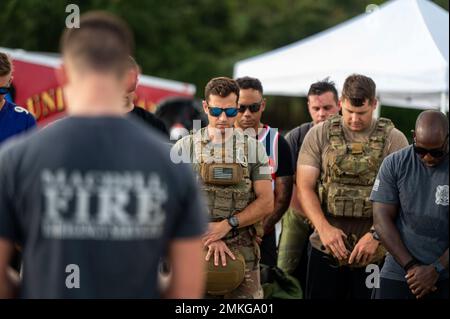 US Air Force Airmen von der 6. Civil Engineering Squadron beten auf der MacDill Air Force Base, Florida, 9. September 2022. Die Luftwaffe der Sprengstoffentsorgungseinheit trat der Feuerwehr und dem Rettungsdienst bei, um den 9/11-Verlusten von Ersthelfern Tribut zu zollen. Stockfoto