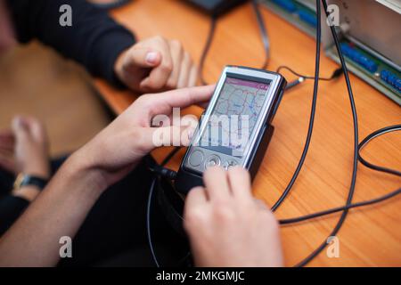 Ingenieure arbeiten mit elektrischen Messgeräten Stockfoto