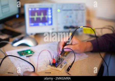 Ingenieure arbeiten mit elektrischen Messgeräten Stockfoto