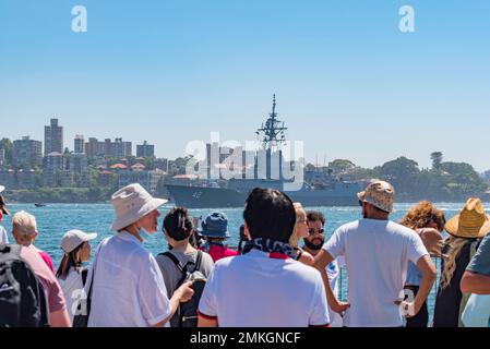 HMAS Sydney (V), ein DDG-gesteuerter Raketenzerstörer, der während der Feierlichkeiten zum Australientag am 26. Januar 2023 im Hafen von Sydney stationiert ist Stockfoto