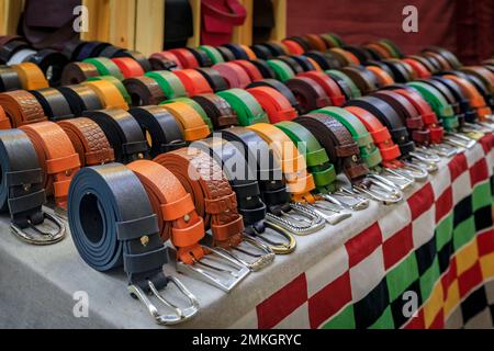 Farbenfrohe Lederwaren, Auswahl an Gürteln in einem Straßenladen auf dem Central Market Mercato Centrale in Florenz, Italien Stockfoto