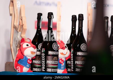 Corti (mascotte von Cortina d'Ampezzo) und Prosecco DOC während der Audi FIS Ski World Cup 2023 - Men's Super G, Alpine Ski Race in Cortina dâ&#x80;&#X99;Ampezzo, Italien, Januar 28 2023 Stockfoto