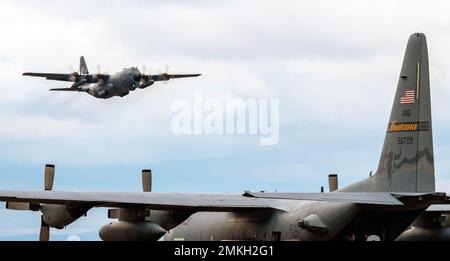 Ein C-130 Hercules-Flugzeug, das dem 120. Airlift Wing zugewiesen wurde, hebt vom 9. September 2022 von der Montana Air National Guard Base, Great Falls, Montana, ab. Die Lackierung „Heritage“ steht für 75 Jahre Luftfahrtgeschichte in Montana und ist der Vergangenheit, der Gegenwart und den zukünftigen Mitgliedern der MTANG gewidmet Stockfoto