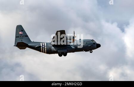 Ein C-130 Hercules-Flugzeug, das dem 120. Airlift Wing zugewiesen wurde, hebt vom 9. September 2022 von der Montana Air National Guard Base, Great Falls, Montana, ab. Die Lackierung „Heritage“ steht für 75 Jahre Luftfahrtgeschichte in Montana und ist der Vergangenheit, der Gegenwart und den zukünftigen Mitgliedern der MTANG gewidmet Stockfoto