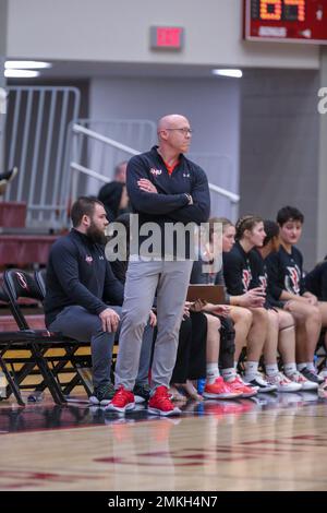 Bethany, OK, USA. 28. Januar 2023. Southern Nazarene University Crimson Storm Trent May beobachtet Action beim NCAA Women's Basketballspiel zwischen den Southern Arkansas University Muleriders und der Southern Nazarene University Crimson Storm im Sawyer Center in Bethany, OK. Ron Lane/CSM/Alamy Live News Stockfoto