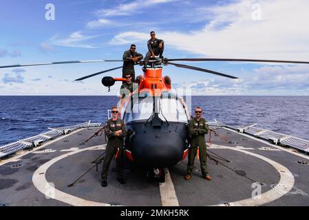 Crew-Mitglieder, die der Küstenwache-Luftstation Houston und Miami zugewiesen wurden, posieren für ein Foto auf dem MH-65 Dolphin Hubschrauber an Bord des USCGC Mohawk (WMEC 913) während des Flutes im Atlantischen Ozean am 9. September 2022. Eine Flugabteilung, die vorübergehend mit dem Mohawk für eine 3-monatige AFRICOM-Patrouille eingesetzt wurde. Stockfoto