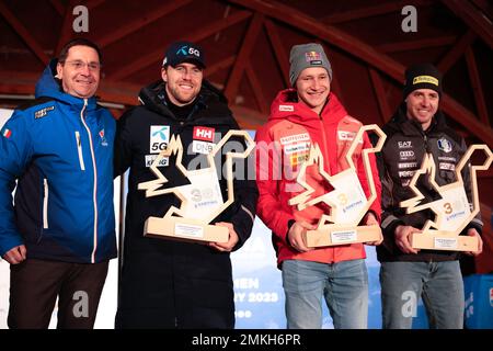 Gianluca Lorenzi (Bürgermeister von Cortina d'Ampezzo), Kilde Aleksander Aamodt (NOR) 2. KLASSIFIZIERT, Odermatt Marco (SUI) 1. KLASSIFIZIERT und Casse Mattia (ITA) 3. KLASSIFIZIERT während des Audi FIS Ski World Cup 2023 - Men's Super G, Alpinski-Rennen in Cortina dâ&#x80;&#X99;Ampezzo, Italien, Januar 28 2023 Stockfoto