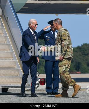 US-Präsident Joe Biden, links, schüttelt sich die Hände mit Oberst Matt Husemann, Kommandant des Luftwaffenflügels 436., nachdem er am 9. September 2022 auf dem Dover Air Force Base in Delaware angekommen war. Stockfoto