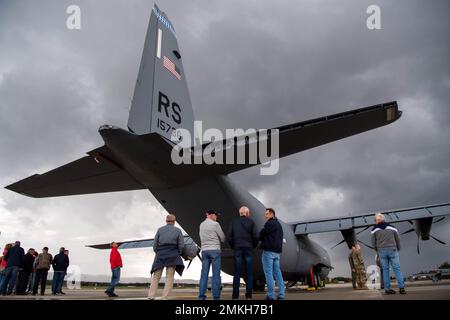 Eine Gruppe von 27 Segelflugpiloten aus verschiedenen Flugvereinen in Rheinland-Pfalz umherläuft ein C-130J Super Hercules Flugzeug während einer Tour auf der Ramstein Air Base am 9. September 2022 während eines Mid-Air Collision Avoidance Meetings. Während der Veranstaltung konnten die Segelflieger amerikanische Verfahren besser verstehen und Fragen stellen, wie sich deutsche und amerikanische Operationen unterscheiden, und Flugerfahrungen austauschen. Stockfoto