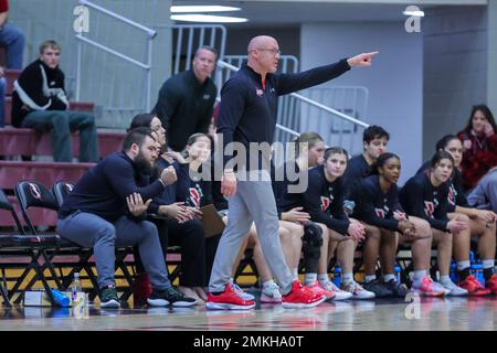 Bethany, OK, USA. 28. Januar 2023. Southern Nazarene University Crimson Storm Trent May zeigt Spielern während des NCAA Women's Basketballspiels zwischen den Southern Arkansas University Muleriders und der Southern Nazarene University Crimson Storm im Sawyer Center in Bethany, OK. Ron Lane/CSM/Alamy Live News Stockfoto