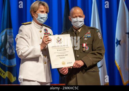 Hinterer Adm. Anne M. Swap, Marktdirektorin der National Capital Region (NCR), präsentiert Army Brig. General Jack M. Davis mit der Pensionierungsbescheinigung. Davis tritt nach 40 Jahren Militärdienst im Rahmen einer Ruhestandsfeier im Memorial Auditorium des Krankenhauses am 9. September von seiner letzten Dienstreise im Walter Reed National Military Medical Center als Krankenhausdirektor zurück. (DOD-Foto von Harvey A. Duze, Office of Command Communications – WRNMMC) Stockfoto
