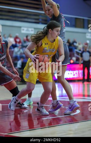 Bethany, OK, USA. 28. Januar 2023. Southern Arkansas University Muleriders bewachen Marlee Bright (22) mit dem Basketball während des NCAA Women Basketballspiels zwischen den Southern Arkansas University Muleriders und dem Southern Nazarene University Crimson Storm im Sawyer Center in Bethany, OK. Ron Lane/CSM/Alamy Live News Stockfoto