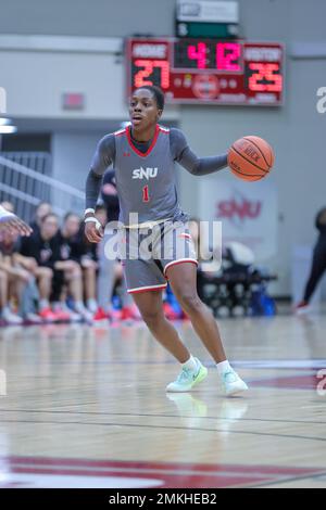 Bethany, OK, USA. 28. Januar 2023. Southern Nazarene University Crimson Storm Guard Cassandra Awatt (1) fährt Basketball während des NCAA Women Basketballspiels zwischen den Southern Arkansas University Muleriders und dem Southern Nazarene University Crimson Storm im Sawyer Center in Bethany, OK. Ron Lane/CSM/Alamy Live News Stockfoto