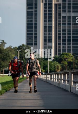 Die Senior Airmen der US Air Force, Blake Adler, rechts, und Jarren Sheppard, links, die Boombetreiber, die dem 50. Air Betanking Squadron zugewiesen sind, nehmen an einem 9/11-Gedenkraub in Tampa, Florida, am 9. September 2022 Teil. Während des Ereignisses rackelte Airmen 9,11 Meilen, um die Opfer der Angriffe von 9/11 zu ehren. Sheppard betonte, wie wichtig es sei, den unschuldigen amerikanischen Todesopfern Tribut zu zollen, erkenne weiterhin, warum wir in Afghanistan gedient haben, und weiß, dass jeder Militärs, der das ultimative Opfer darbrachte, nicht vergessen werden wird. Stockfoto