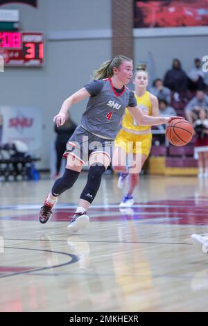 Bethany, OK, USA. 28. Januar 2023. Southern Nazarene University Crimson Storm Guard Lauryn Reither (4) dribbelt während des NCAA Women's Basketballspiels zwischen den Southern Arkansas University Muleriders und dem Southern Nazarene University Crimson Storm im Sawyer Center in Bethany, OK. Ron Lane/CSM/Alamy Live News Stockfoto