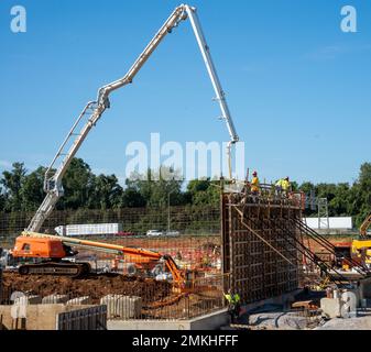 Die Auftragnehmer stellen weiterhin Betonabschnitte der Kellerwände des Louisville VA Medical Center in Louisville, Kentucky, am 9. September 2022 auf. Das neue Full-Service-Krankenhaus mit 104 Betten an der Brownsboro Road in Louisville, Kentucky, wird mehr als 45.000 Veteranen in Kentucky und im Süden von Indiana eine erstklassige Gesundheitsversorgung bieten. Stockfoto