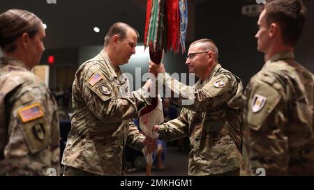 Sgt. Maj. Jackie S. Mims (zweite von rechts) erhält die Farbe der Einheit von Oberst Matthew J. Grieser (zweite von links), dem Kommandanten des Area Medical Laboratory 1., während der AML-Verantwortungswechsel-Zeremonie 1. MIMS übernahm während der Zeremonie auf dem Aberdeen Proving Ground, Maryland, 1. die Verantwortung als AML Senior Engeling Leader von Sergeant Major Erin L. Trudden, September 9. USA Militärfoto von Marshall R. Mason. Stockfoto