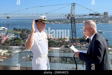 (CHINA LAKE) – OICC China Lake, kommandierender Offizier, Kapitän Ben Wainwright, rezitiert den Amtseid, der von seinem Vater Oberst Gary Wainwright, US Army (pensioniert), bei einer beeindruckenden Zeremonie im Naval Facilities Engineering Systems Command Southwest in San Diego, Kalifornien, am 2. September verwaltet wurde. Stockfoto