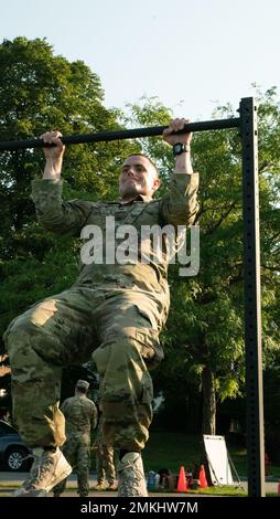 Sgt. Andrew Mullen, der der 152. Engineer Support Company zugewiesen wurde, macht Pullups, während er an der 53. Truppe Command Best Warrior Competition (53. TC BWC) im Front Park, Buffalo, N.Y., 9.-11. September 2022 teilnimmt. Der TC BWC 53. fordert Soldaten aus dem ganzen Staat bei Veranstaltungen wie körperlicher Fitness, Landnavigation, Kriegeraufgaben und Waffenqualifizierung heraus. Stockfoto