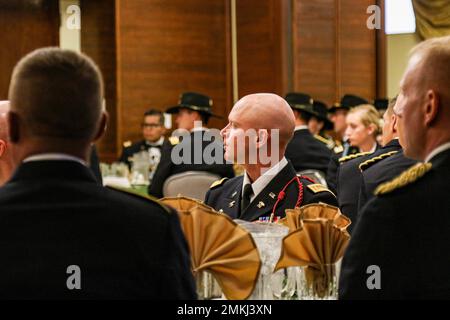 Ein Soldat, der dem Brigadeunterstützungs-Bataillon 704., dem Kampfteam der Stryker Brigade 2., der Infanterie-Division 4., zugewiesen wurde, beobachtet die Aktivitäten eines Restaurants in Ft. Carson, Colorado, September 9. Die Brigade veranstaltete das Abendessen, um seine Vergangenheit zu feiern, ein zusammengehörigeres Team aufzubauen und eine soziale Atmosphäre für Kameradschaft und Spaß zu schaffen. Foto der US-Armee von Maj. Jason Elmore. Stockfoto