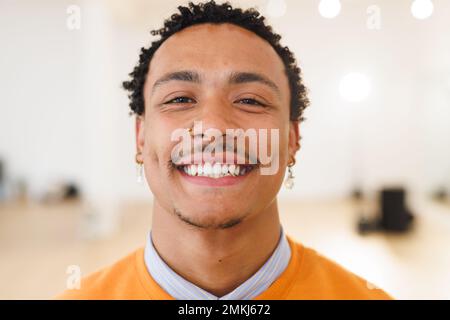 Bild eines fröhlichen, birassischen, männlichen Hip-Hop-Tänzers, der vor der Kamera posiert. Tanz, Rhythmus, Bewegung und Trainingskonzept. Stockfoto