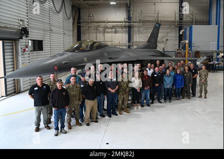 Arbeitgeber von 148. Mitgliedern des Fighter Wing und Gemeinschaftspartnern posieren für ein Gruppenfoto vor einem Fighter Wing F-16 Fighting Falcon 148., 9. September 2022. Die Teilnehmer erhielten einen Auftrag und besichtigten die Einrichtungen, nachdem sie eine Lufttankmission von einem KC-135 Stratotanker beobachtet hatten, der dem 128. Air Betanking Wing, Wisconsin Air National Guard, zugewiesen wurde. Stockfoto