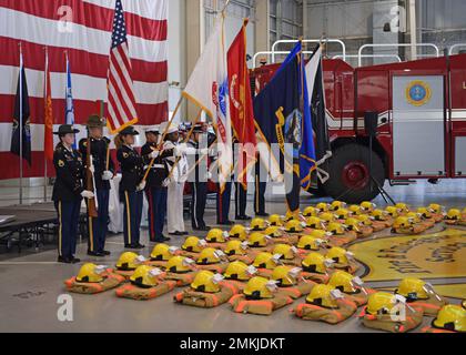 Der Goodfellow Air Force Base Joint Service Colour Guard präsentiert die Farben für den Beginn der Gedenkfeier des Trainingsgeschwaders 312. 9/11 in der Louis F. Garland Department of Defense Fire Academy High Bay, Goodfellow Air Force Base, Texas, 9. September 2022. Die 312. TRS platzierte 56 Uniformen und Helme über den Boden, um die 56 gefallenen Feuerwehrmänner des Verteidigungsministeriums zu bezeichnen, die am 11. September 2001 das ultimative Opfer darbrachten. Stockfoto