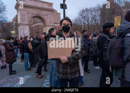 New York, New York, USA. 28. Januar 2023. (NEU) New Yorker versammeln sich im Washington Square Park zur Tyre Nichols Rally. 28. Januar 2023, New York, New York, USA: Am 28. Januar 2023 versammeln sich Demonstranten, die Schilder in der Hand halten und die Abschaffung der Polizei fordern, im Washington Square Park für einen zweiten Tag in einer Protestreihe im Namen von Tyre Nichols in New York City. (Kreditbild: © M10s/TheNEWS2 via ZUMA Press Wire) NUR REDAKTIONELLE VERWENDUNG! Nicht für den kommerziellen GEBRAUCH! Kredit: ZUMA Press, Inc./Alamy Live News Stockfoto