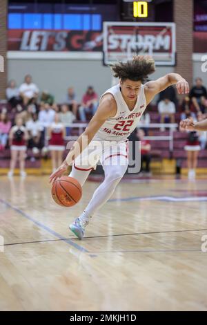 Bethany, OK, USA. 28. Januar 2023. Southern Nazarene University Crimson Storm Javon Jackson (22) dribbelt während des NCAA Männer Basketballspiels zwischen den Southern Arkansas University Muleriders und dem Southern Nazarene University Crimson Storm im Sawyer Center in Bethany, OK. Ron Lane/CSM/Alamy Live News Stockfoto