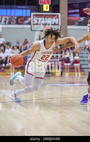 Bethany, OK, USA. 28. Januar 2023. Southern Nazarene University Crimson Storm Javon Jackson (22) dribbelt während des NCAA Männer Basketballspiels zwischen den Southern Arkansas University Muleriders und dem Southern Nazarene University Crimson Storm im Sawyer Center in Bethany, OK. Ron Lane/CSM/Alamy Live News Stockfoto