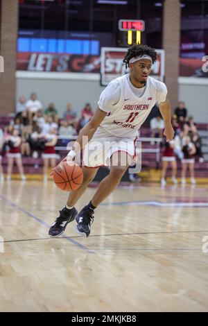 Bethany, OK, USA. 28. Januar 2023. Southern Nazarene University Crimson Storm Mo Wilson II (11) dribbelt den Basketball während des Basketballspiels der NCAA Männer zwischen den Southern Arkansas University Muleriders und dem Southern Nazarene University Crimson Storm im Sawyer Center in Bethany, OK. Ron Lane/CSM/Alamy Live News Stockfoto