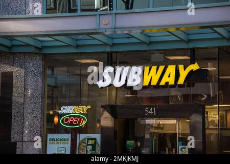 Schaufensterfront der U-Bahn in der Innenstadt von Vancouver. Subway ist ein amerikanisches Fast-Food-Restaurant, das auf Sandwiches (belegte Baguettes), Wraps und Getränke spezialisiert ist Stockfoto