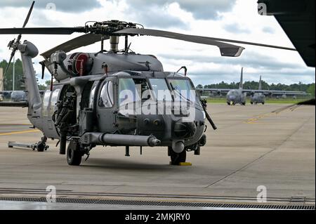 Während der Zeremonie zur Inbetriebnahme der HH-60W am 9. September 2022 auf dem Luftwaffenstützpunkt Moody, Georgia, wird ein Hubschrauber vom Typ HH-60W Jolly Green II auf der Fluglinie geparkt. Die Zeremonie zeigte die operativen Fähigkeiten der Plattform auf und bedeutet, dass die HH-60W die Kriterien für das IOC erfüllt hat und auf eine Erklärung wartet. Stockfoto