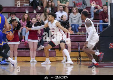 Bethany, OK, USA. 28. Januar 2023. Southern Nazarene University Crimson Storm Nick Davis (21) spielt beim Basketballspiel der NCAA-Männer zwischen den Southern Arkansas University Muleriders und der Southern Nazarene University Crimson Storm im Sawyer Center in Bethany, OK, Verteidigung. Ron Lane/CSM/Alamy Live News Stockfoto