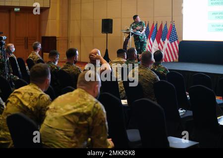 Oberstleutnant Fajar Catur, TNI, hält einen Vortrag über die Struktur des TNI-Kommandos für den 2. Tag von Gema Bhakti, 10. September 2022, Jakarta Indonesien. GEMA Bhakti 22 ist eine Veranstaltung des USINDOPACOM Joint Exercise Program, bei der die US Joint Forces in Zusammenarbeit mit den TNI-Streitkräften zusammenarbeiten, um die Interoperabilität zu erhöhen und die regionale Stabilität und Sicherheit durch bilaterale und multilaterale Partnerschaften zu verbessern. Stockfoto