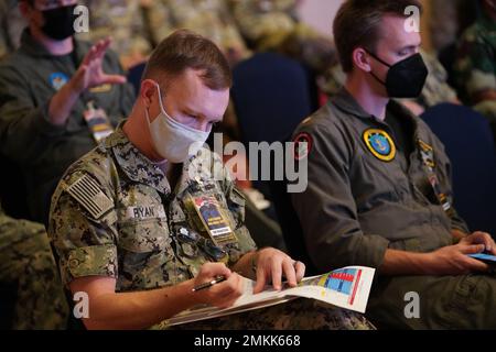 US Navy Commander. Michael Ryan, PACFLT, macht Notizen zu den akademischen Vorlesungen für den 2. Tag von Gema Bhakti, 10. September 2022, Jakarta Indonesia. GEMA Bhakti 22 ist eine Veranstaltung des USINDOPACOM Joint Exercise Program, bei der die US Joint Forces in Zusammenarbeit mit den TNI-Streitkräften zusammenarbeiten, um die Interoperabilität zu erhöhen und die regionale Stabilität und Sicherheit durch bilaterale und multilaterale Partnerschaften zu verbessern. Stockfoto