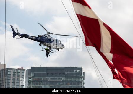 Die Polizeibehörde von Baltimore County zeigte ihre Fähigkeiten durch eine inszenierte Wasserrettung während der Maryland Fleet Week & Flyover Baltimore, 8. September 2022. Die Maryland Fleet Week ist eine jährliche öffentliche Veranstaltung, bei der sich das US-Marine-Corps, die US-Marine und die US-Küstenwache gegenseitig und Zivilisten engagieren können. Mehr als 2.300 Service-Mitglieder nehmen Teil, engagieren sich und unterstützen bei Schiffstouren, Live-Bands und Community-Service-Events. Stockfoto