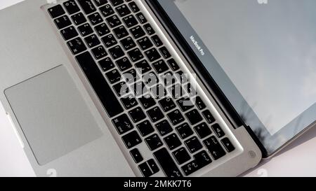 Apple MacBook Pro Laptop mit schwarzer Nahaufnahme des Bildschirms. 23. Januar 2023, Swat, Pakistan Stockfoto